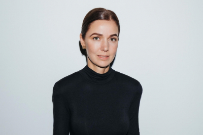 Алена Ахмадуллина представляет выставку, приуроченную к 25-летию творчества