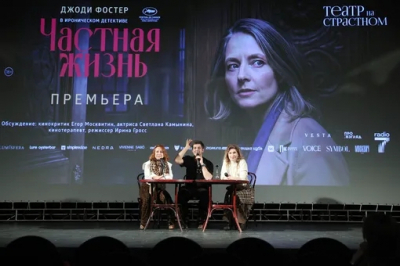 Звёздный выход: Ирина Хакамада, Маша Зайцева и Юлия Хлынина на премьере иронического детектива