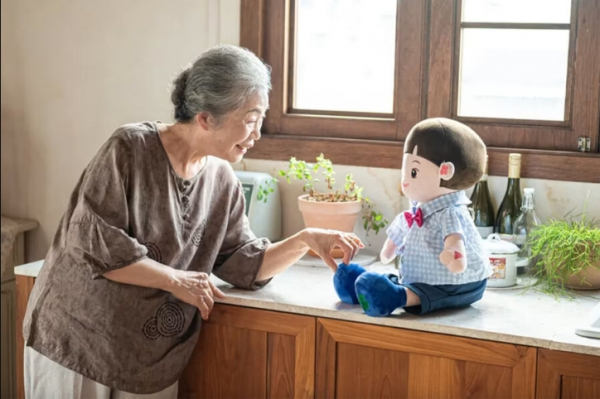 В Южной Корее пенсионеры находят утешение в роботах-внуках