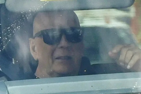 Брюса Уиллиса заметили папарацци после переезда в отдельный дом по решению жены