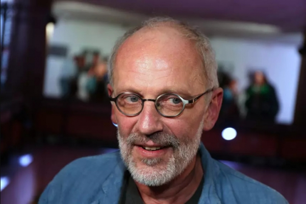 Александр Гордон впервые появился на публике с молодой женой после долгого перерыва