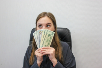 Правительство России выделило средства на повышение зарплат бюджетников осенью