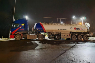 В Ленинградской области бензовоз перевернулся на заснеженной трассе